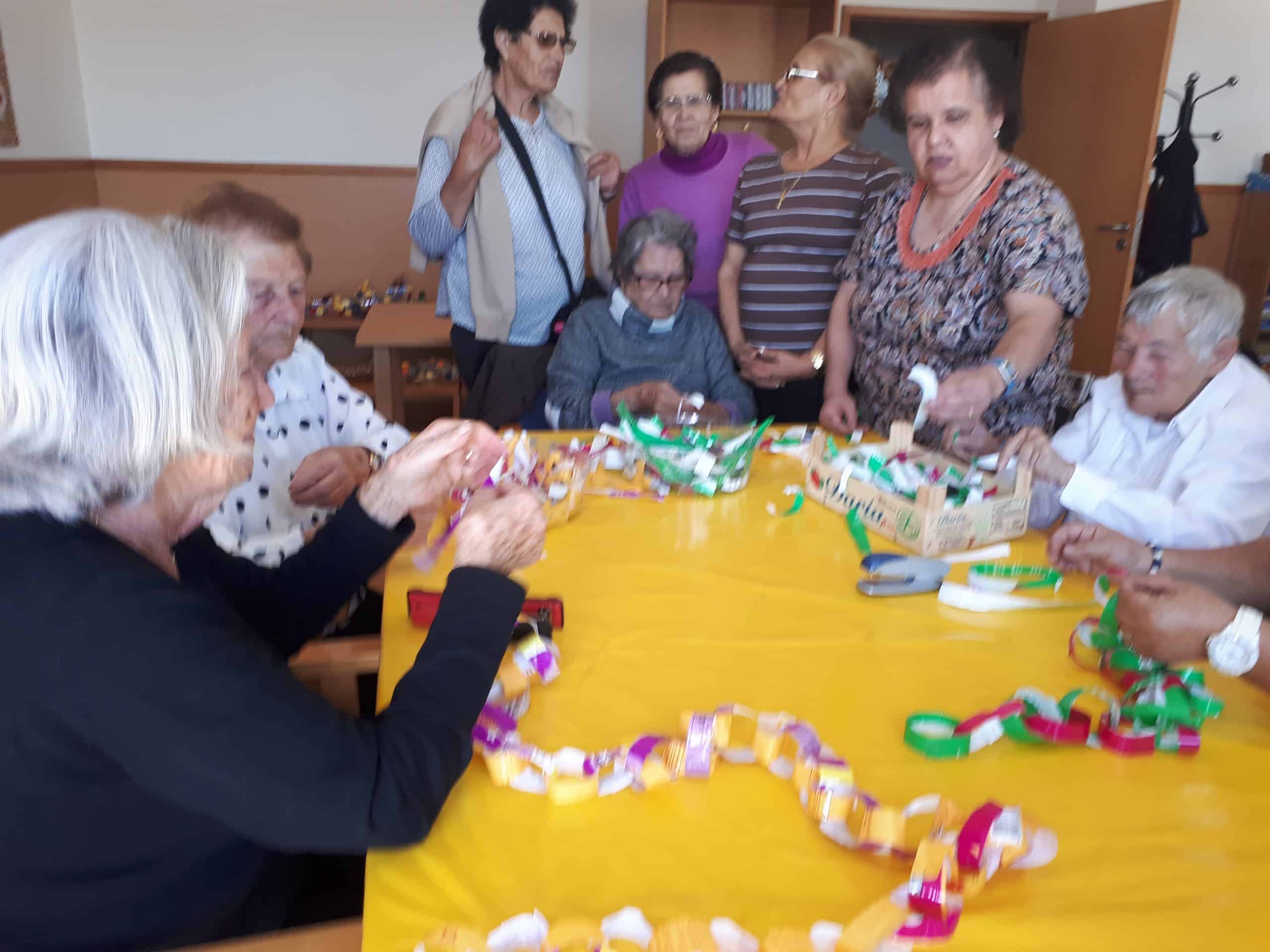 Reutilização das embalagens de ração de cão e gato para a decoração de Carnaval